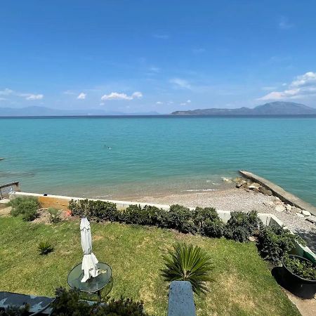 Nerántza Stunning Beachfront Apartment Stratos מראה חיצוני תמונה